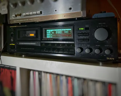 Das Onkyo Integra TA 2570. Im Jahr 1989 ein Kassettendeck der Spitzenklasse.