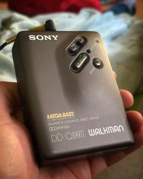 Das Foto zeigt den Sony WM-DD33, den ich in meiner Hand halte.